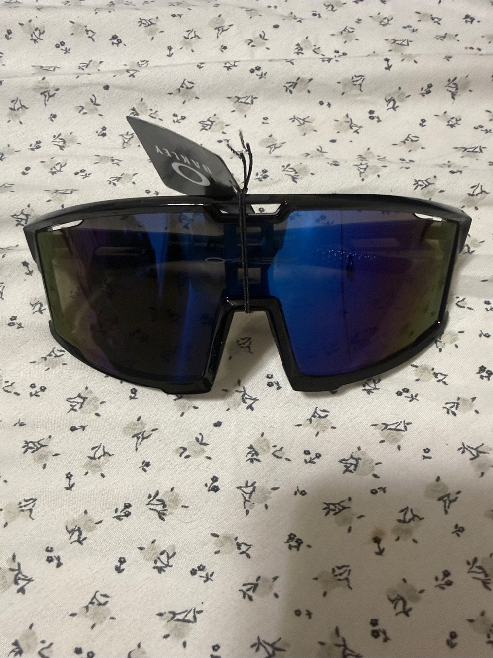 Sunglasses in Iridescent Blue